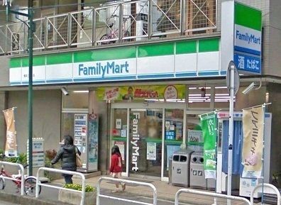 近くのファミリーマートまで72m（徒歩1分）