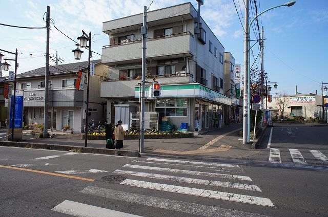 近くのファミリーマート 指扇駅前店まで600m（徒歩8分）