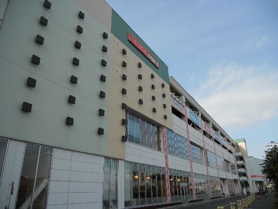 近くのアメリア稲城ショッピングセンターまで428m（徒歩6分）