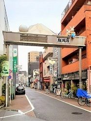 近くの板橋宿不動通り商店街まで98m(徒歩2分)