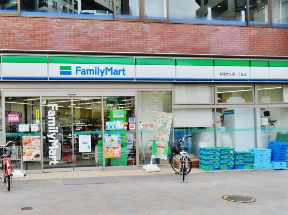近くのファミリーマート 新宿大久保一丁目店まで230m（徒歩3分）