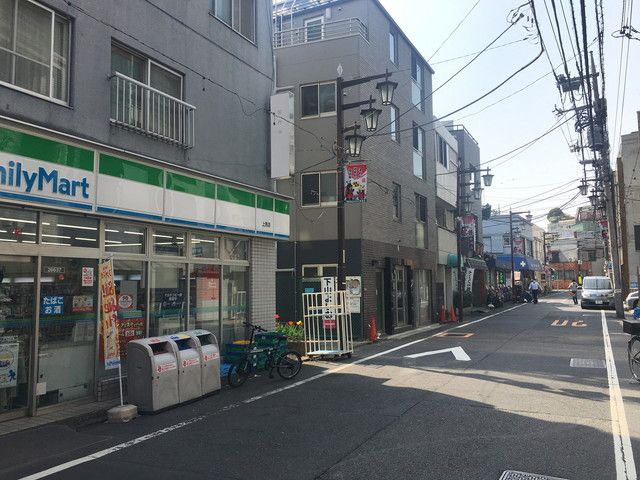 近くのファミリーマートまで70m（徒歩1分）