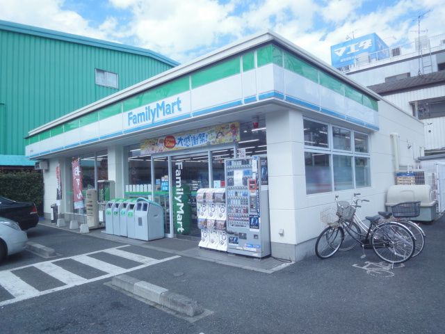 近くのファミリーマート領家橋店まで226m（徒歩3分）