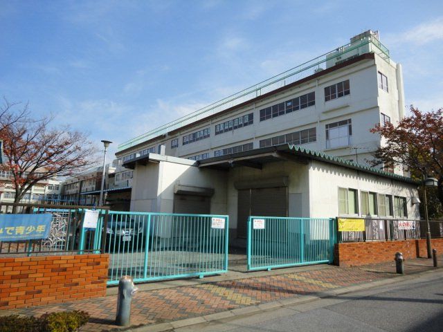 近くの川口市立領家小学校まで249m（徒歩4分）
