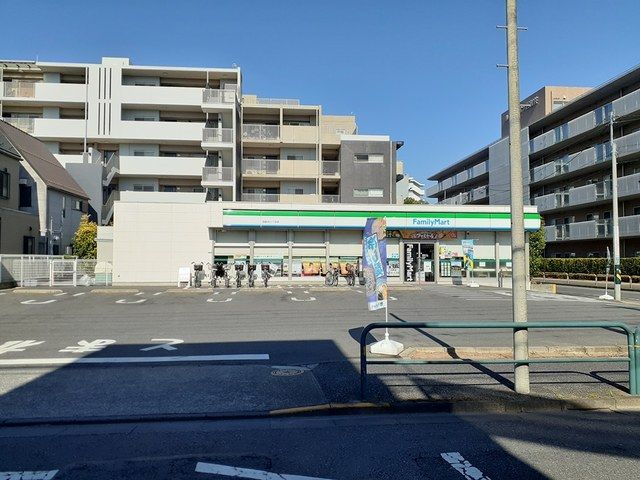近くのファミリーマート西新井三丁目店まで220m(徒歩3分)