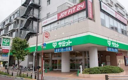近くのサミットストア 芦花公園駅前店まで115m（徒歩2分）