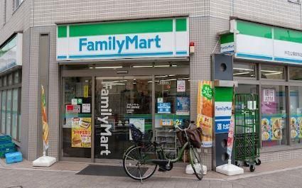近くのファミリーマート 芦花公園駅南店まで117m（徒歩2分）
