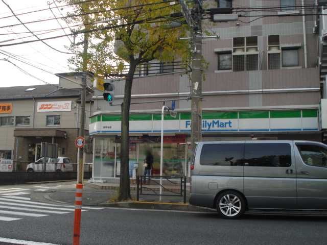 近くのファミリーマート(コンビニ)まで520m(徒歩7分)