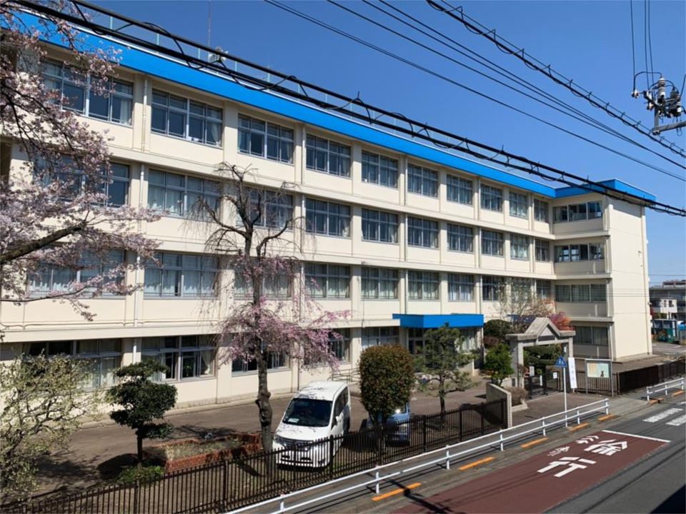 近くの羽村市立小作台小学校まで93m(徒歩2分)