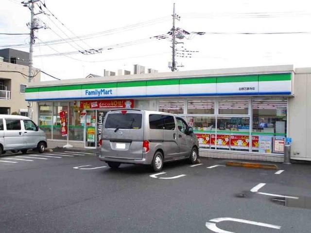 近くのファミリーマートまで500m（徒歩7分）