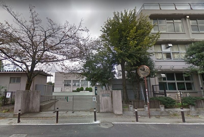 近くの世田谷区立松丘小学校（桜新町）まで1,103m（徒歩14分）