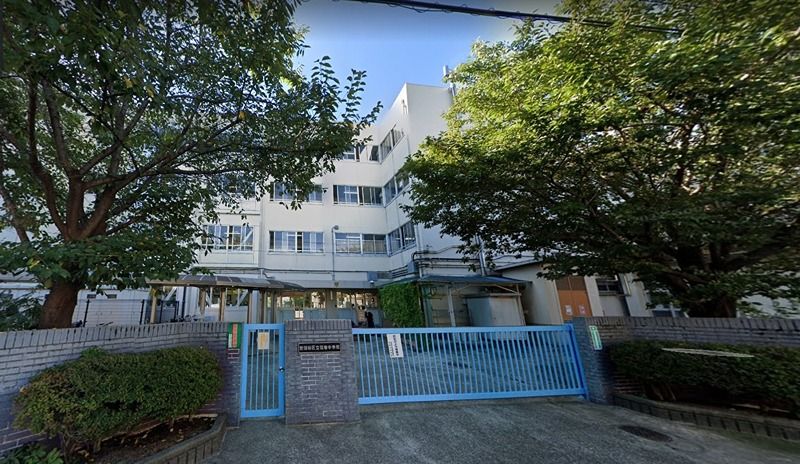 近くの世田谷区立弦巻中学校（桜新町）まで1,108m（徒歩14分）