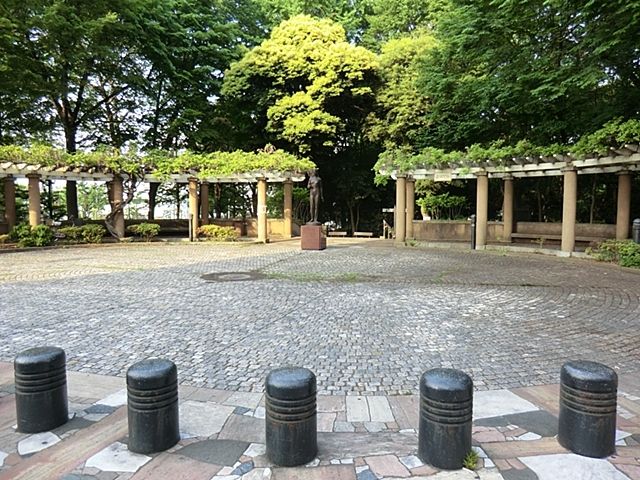 近くの大塚公園まで300m（徒歩4分）