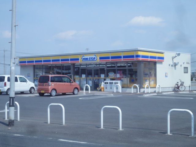 近くのミニストップ三郷彦音店まで491m（徒歩7分）
