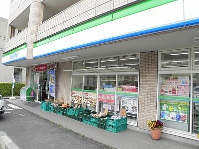 近くのファミリーマートまで180m(徒歩3分)
