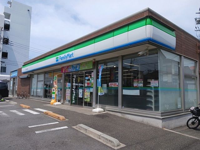 近くのファミリーマートまで160m(徒歩2分)