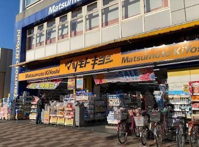 近くの薬マツモトキヨシ 久米川南口駅前店まで432m（徒歩6分）