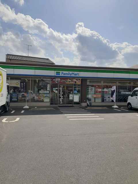 近くのファミリーマートまで589m（徒歩8分）