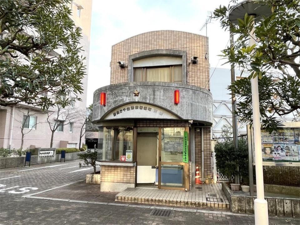 近くの千住警察署 曙町交番まで140m(徒歩2分)