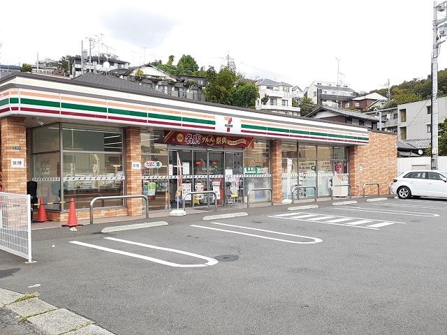 近くのセブンイレブン川崎生田8丁目店まで210m（徒歩3分）