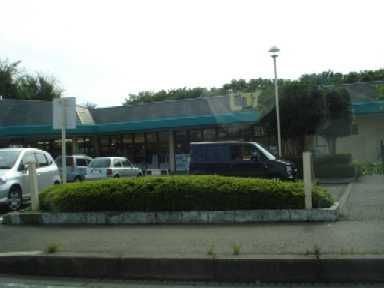 近くのスーパーいなげやまで980m（徒歩13分）