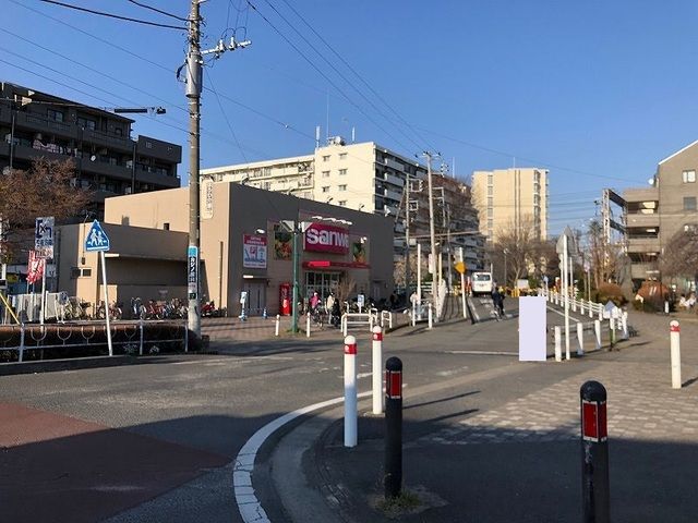 近くのSanwaまで600m(徒歩8分)
