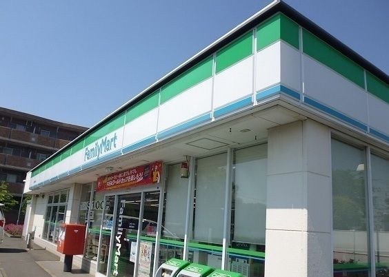 近くのファミリーマートまで120m(徒歩2分)