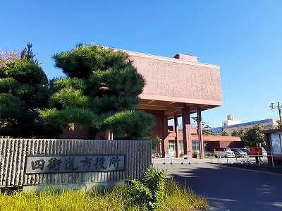 近くの四街道市役所まで1,700m（徒歩22分）