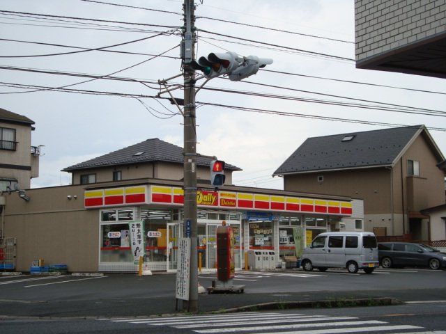 近くのデイリーヤマザキまで560m（徒歩7分）