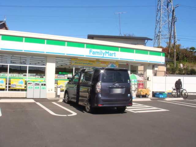 近くのファミリーマートあきる野下代継店まで518m(徒歩7分)