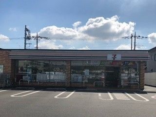 近くのセブンイレブン門井町2丁目店まで500m（徒歩7分）