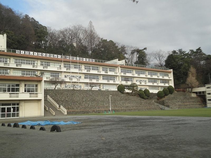 近くの青梅市立第一小学校まで546m（徒歩7分）