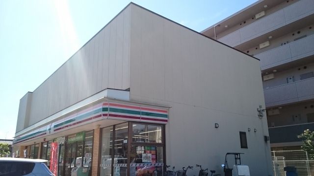 近くのセブンイレブンまで220m（徒歩3分）