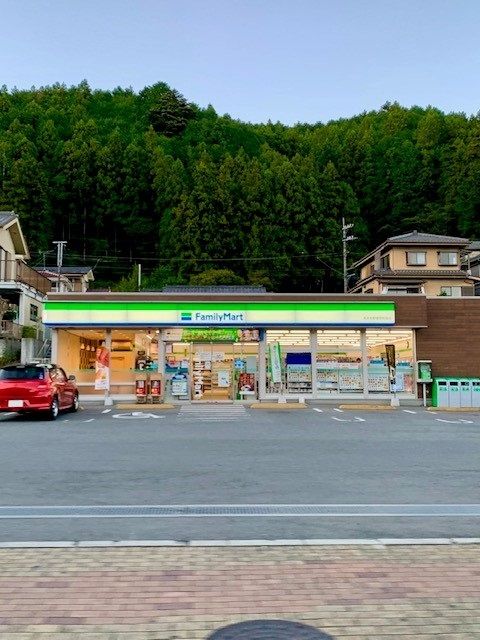 近くのファミリーマートあきる野檜原街まで700m(徒歩9分)