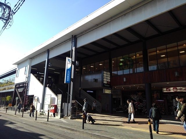 近くの玉川学園前駅まで900m（徒歩12分）
