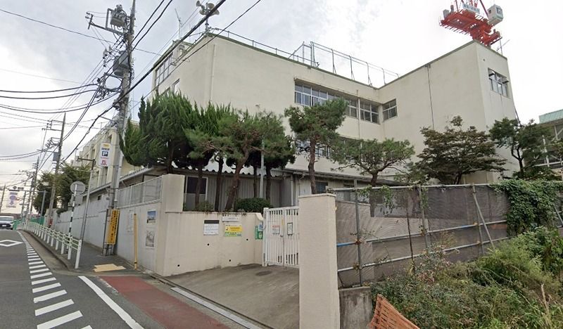 近くの大田区立赤松小学校複合施設（北千束）まで170m（徒歩3分）