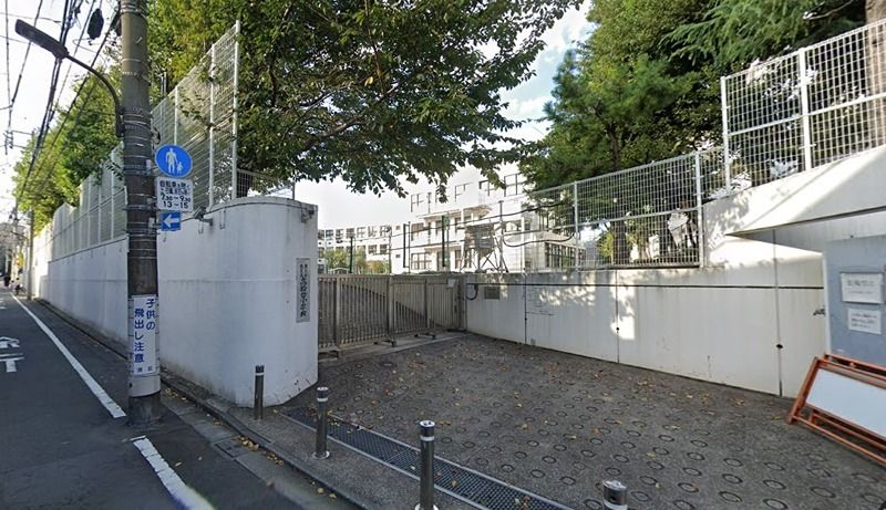 近くの港区立高輪台小学校(品川)まで1,737m(徒歩22分)