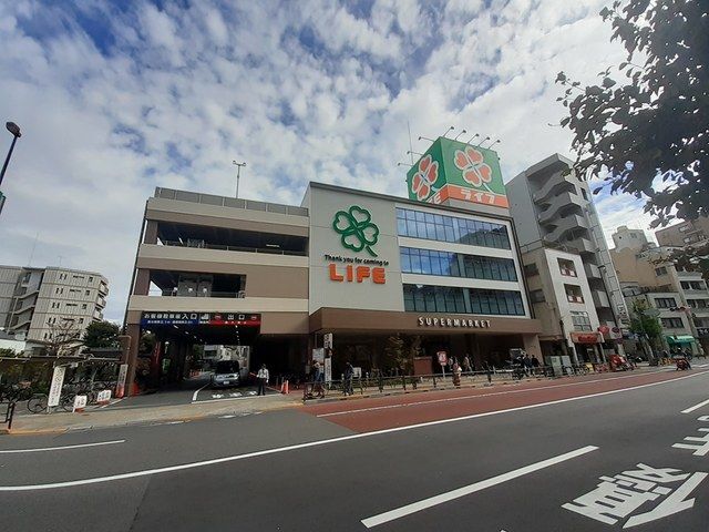 近くのライフ東日暮里店まで694m(徒歩9分)