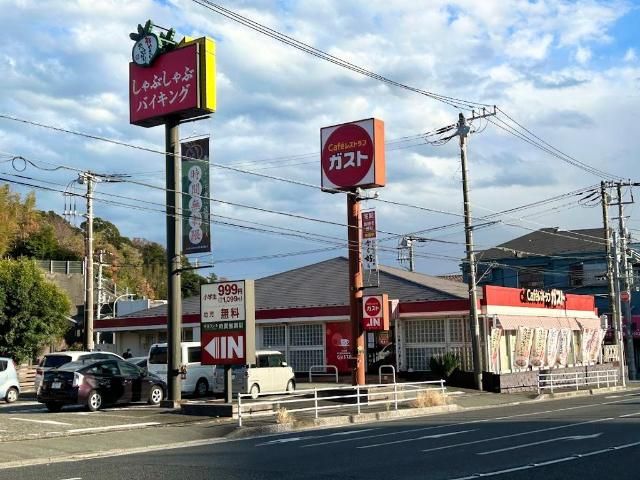 近くのガスト釜利谷店（から好し取扱店）まで170m（徒歩3分）