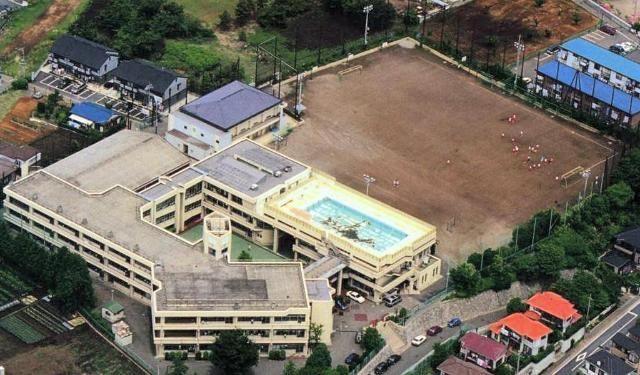 近くの下瀬谷中学校まで640m（徒歩8分）