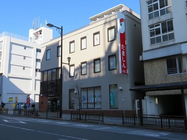近くの多摩信用金庫まで550m（徒歩7分）