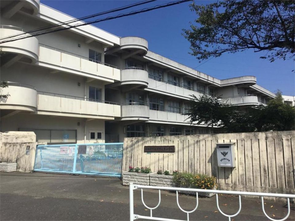 近くの相模原市立淵野辺東小学校まで483m(徒歩7分)