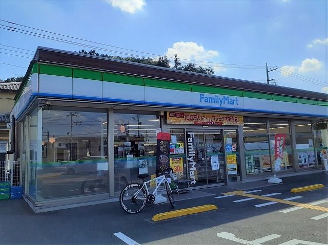 近くのファミリーマート 入間仏子店まで800m(徒歩10分)