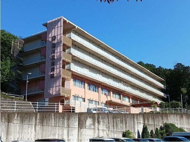 近くの鶴川記念病院まで1,600m（徒歩20分）