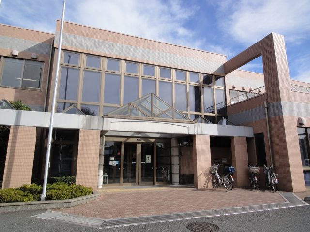 近くの入間市立図書館藤沢分館まで327m（徒歩5分）