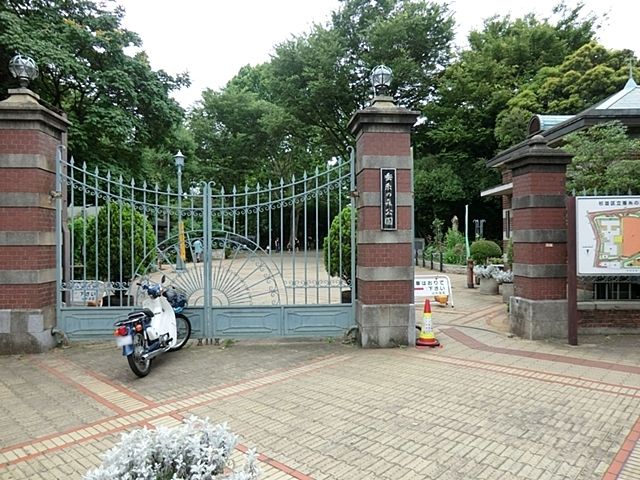 近くの蚕糸の森公園まで250m（徒歩4分）
