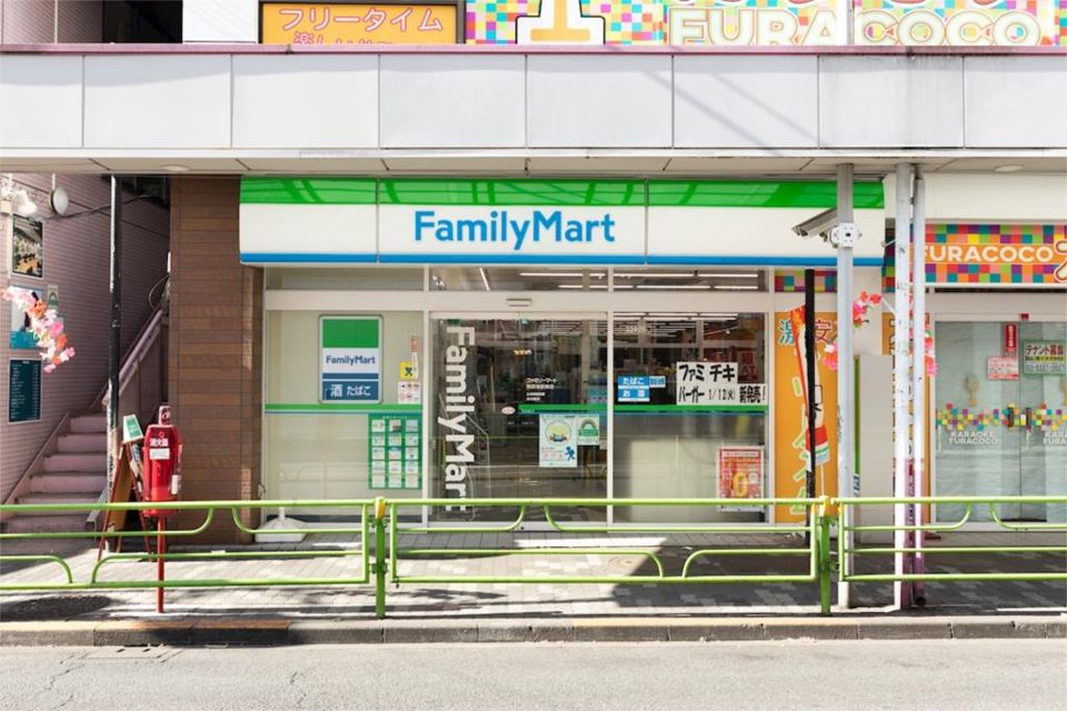 近くのファミリーマート 西荻窪駅南店まで428m（徒歩6分）