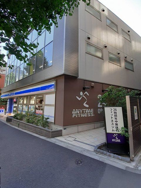 近くのエニタイムフィットネスまで30m（徒歩1分）