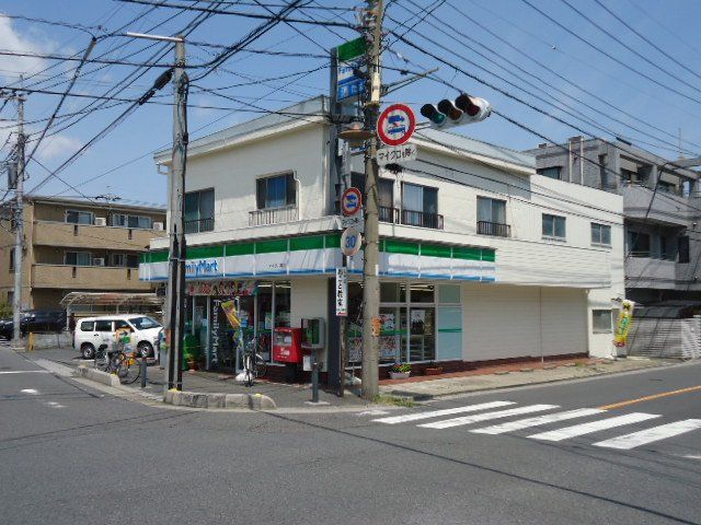 近くのファミリーマートアイダ八潮店まで317m(徒歩4分)