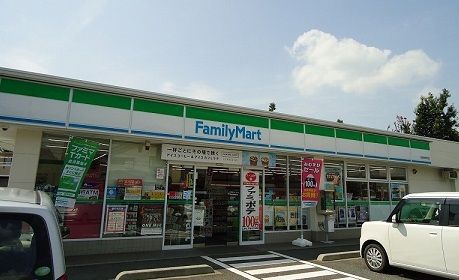 近くのファミリーマート川越山田東店まで550m（徒歩7分）